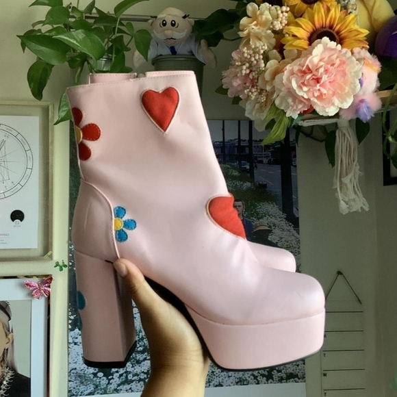 Lamoda sz 5 pink with red hearts and flowers zippered platform heeled boots - Picture 1 of 3
